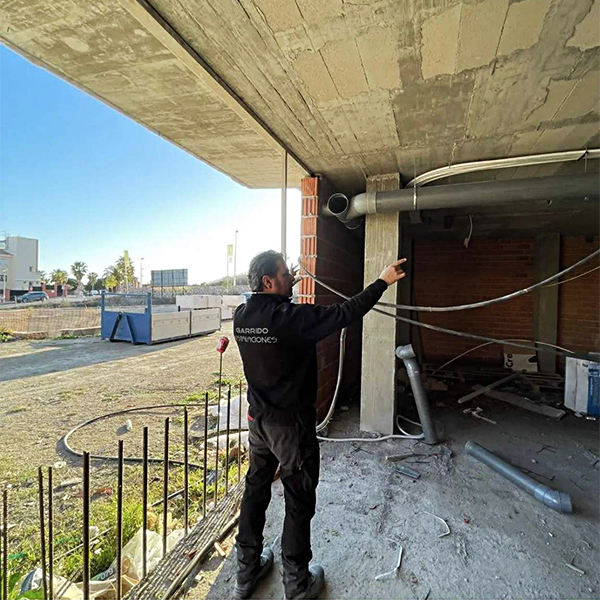 Fontanero con experiencia en Granada llevando a cabo trabajos de fontanería para instalaciones de obra nueva