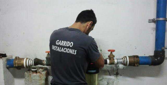 Reparación de fugas y reparación en instalaciones de fontanería Las fugas de agua pueden provocar daños en las instalaciones y en la estructura del edificio.